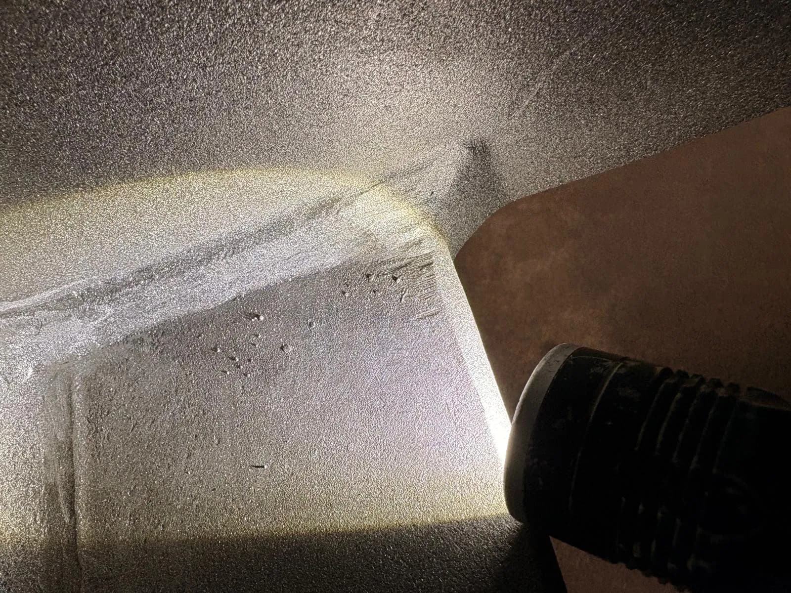 Inspekcja z latarką — kontrola powłoki